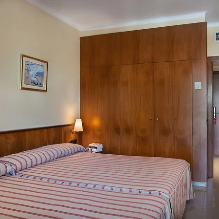 Montecarlo & Wellness Отель Росас