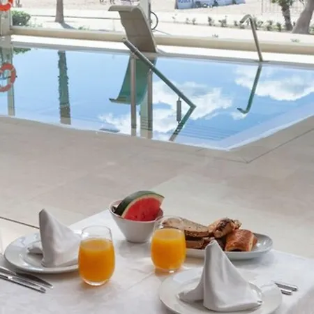 Montecarlo & Wellness Отель Росас